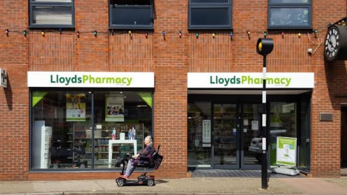 Lloydspharmacy_patientoutside_620%20%284%29.jpg